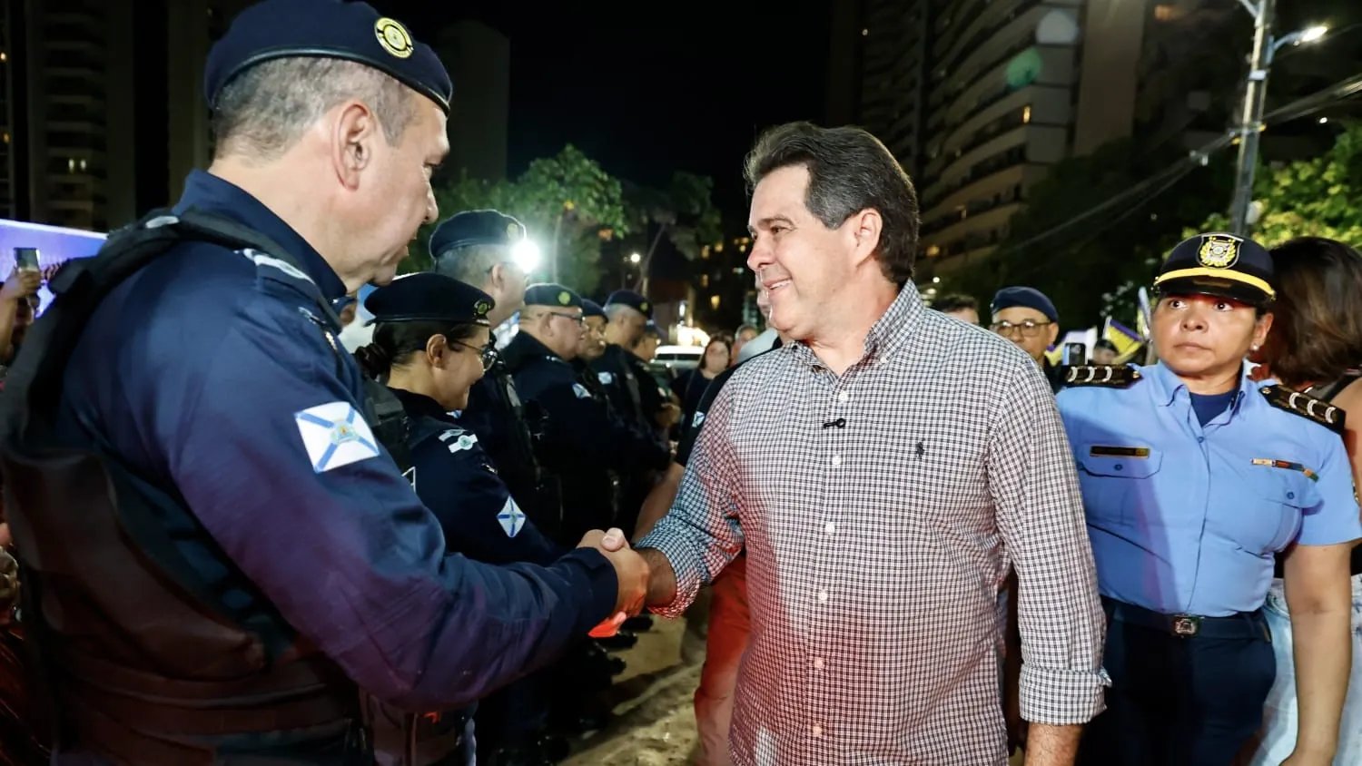Evandro Leitão cumprimenta um guarda municipal